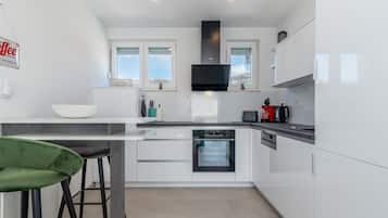Fridge, oven, dishwasher, cookware/dishes/utensils