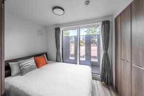 1 غرفة نوم وستائر تعتيم ومكواة/لوح كي وواي فاي مجانًا