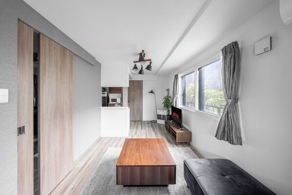 Apartamento básico | Área de estar | TV de tela plana