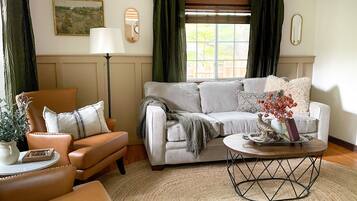 Smart TV, chimenea, oficina