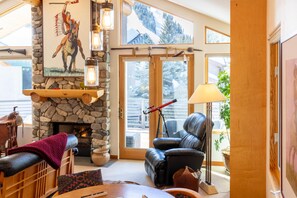 Smart-TV, peis, bøker og stereoanlegg