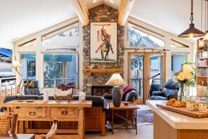 Smart-TV, peis, bøker og stereoanlegg