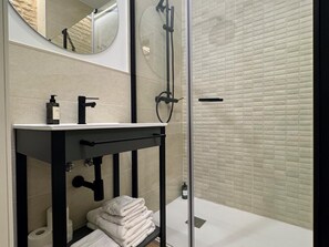 Douche, sĂšche-cheveux, serviettes fournies, savon