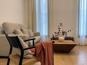 TV - Redes Royale Apartments ·B1· by Misterhost (Sevilla)