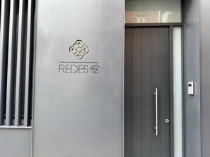 Exterior detail - Redes Royale Apartments ·2A· by Misterhost (Sevilla)