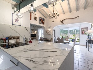 Réfrigérateur, micro-ondes, four, lave-vaisselle