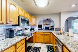 Kjøleskap, mikrobølgeovn, ovn og kokeplater