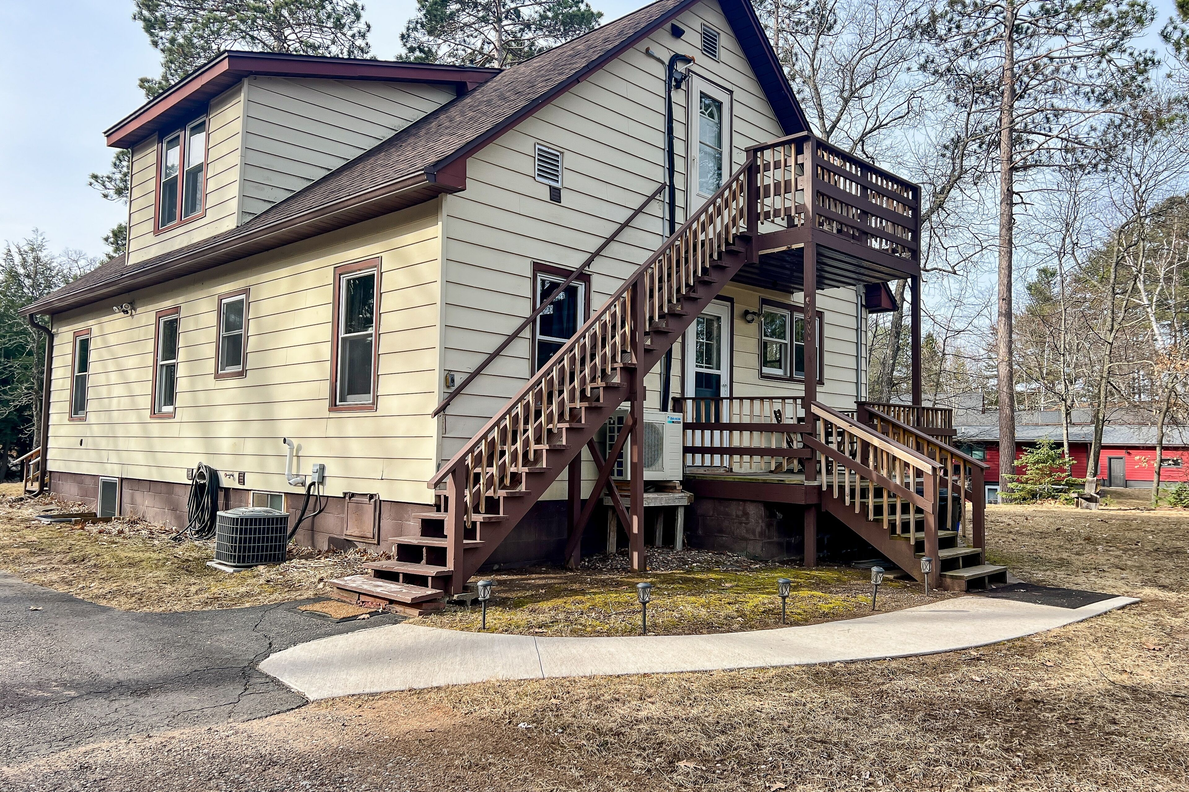 Well-equipped apt with full kitchen, streaming, washer/dryer, AC, & tree views