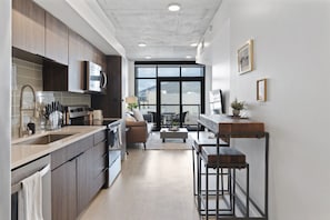 Fridge, microwave, oven, stovetop - Stay in Style Downtown SLC (Salt Lake City)