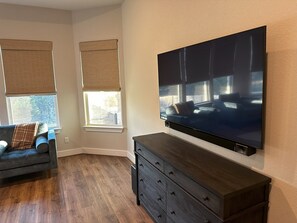 Una Smart TV, una chimenea
