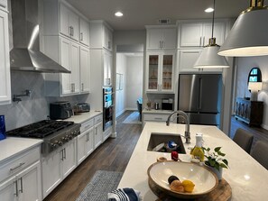 Microondas, horno, placa de cocina, lavavajillas