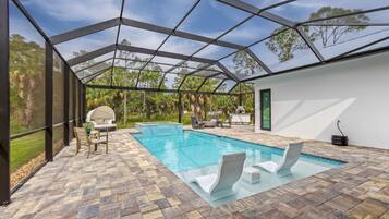 Lämmitetty uima-allas