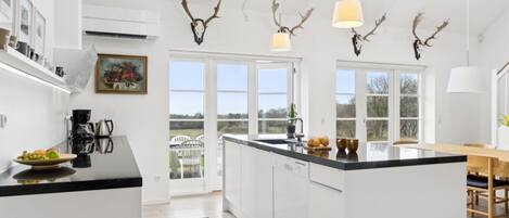 Fridge, microwave, dishwasher, cookware/dishes/utensils