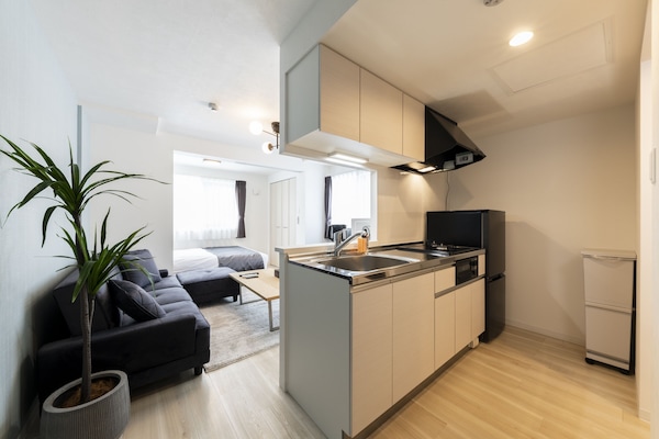 Business Apartment | Private kitchen | Microwave, stovetop, electric kettle, toaster