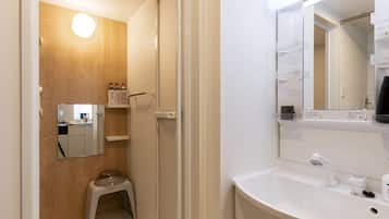 Business Apartment | Bathroom | Free toiletries, hair dryer, slippers, toilet paper