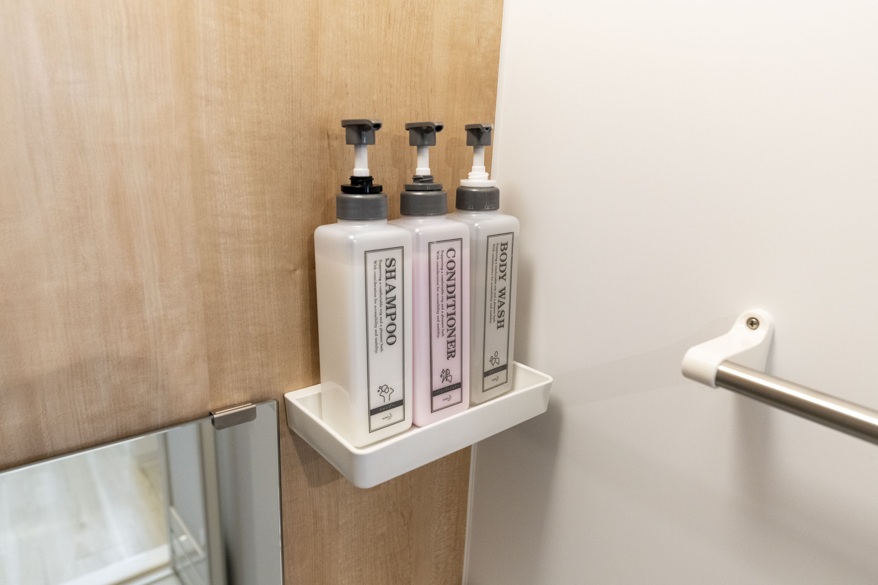 Business Apartment | Bathroom | Free toiletries, hair dryer, slippers, toilet paper