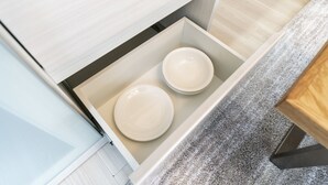 Una cocina con lavavajillas integrado y una encimera.