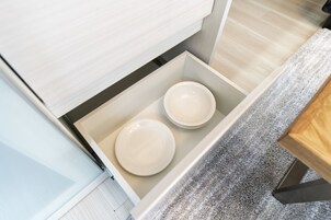 Business Apartment | Private kitchen | Microwave, stovetop, electric kettle, toaster