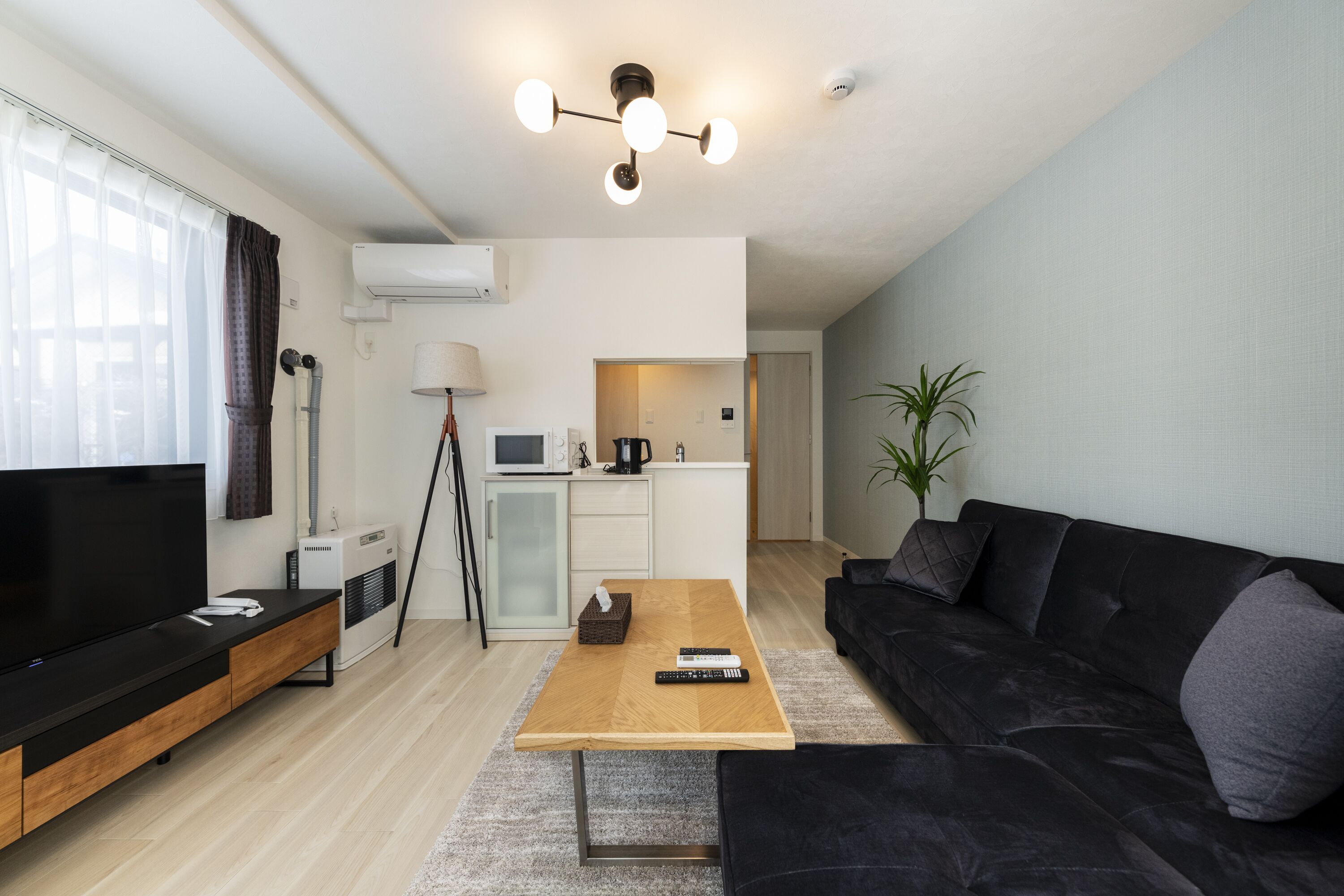 Business Apartment | Living area | Flat-screen TV