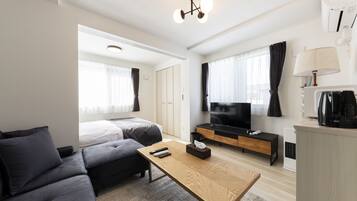 Business Apartment | Living area | Flat-screen TV