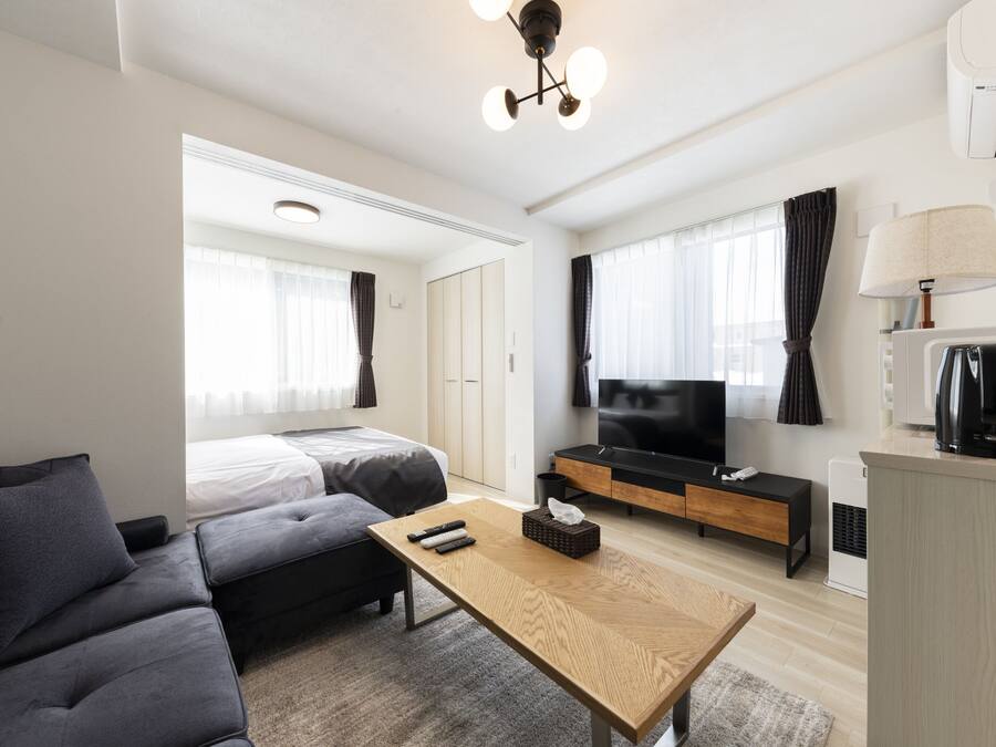 Business Apartment | Living area | Flat-screen TV