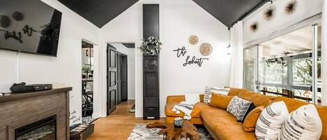 智能電視、DVD 播放機、書籍、影像庫