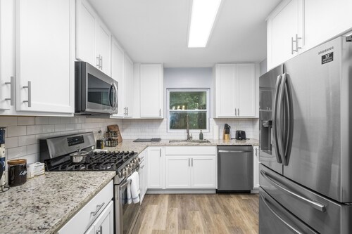 Modern Home Near UF, Stadium - Private Gazebo, Pets!