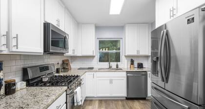 Modern Home Near UF, Stadium - Private Gazebo, Pets!