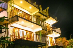 Deluxe Triple Room | Living area | 32-inch Smart TV with satellite channels