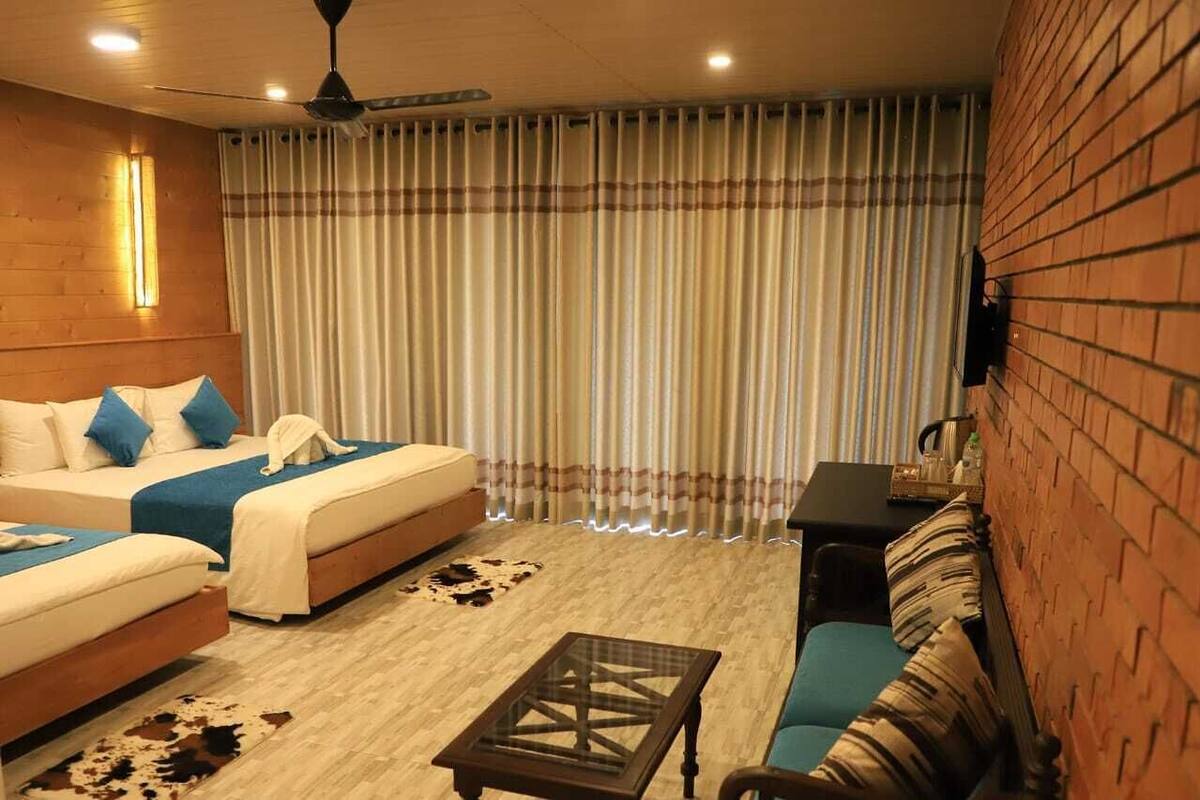 Deluxe-Vierbettzimmer, 1 Schlafzimmer, Nichtraucher, Bergblick | Minibar, Schreibtisch, laptopgeeigneter Arbeitsplatz