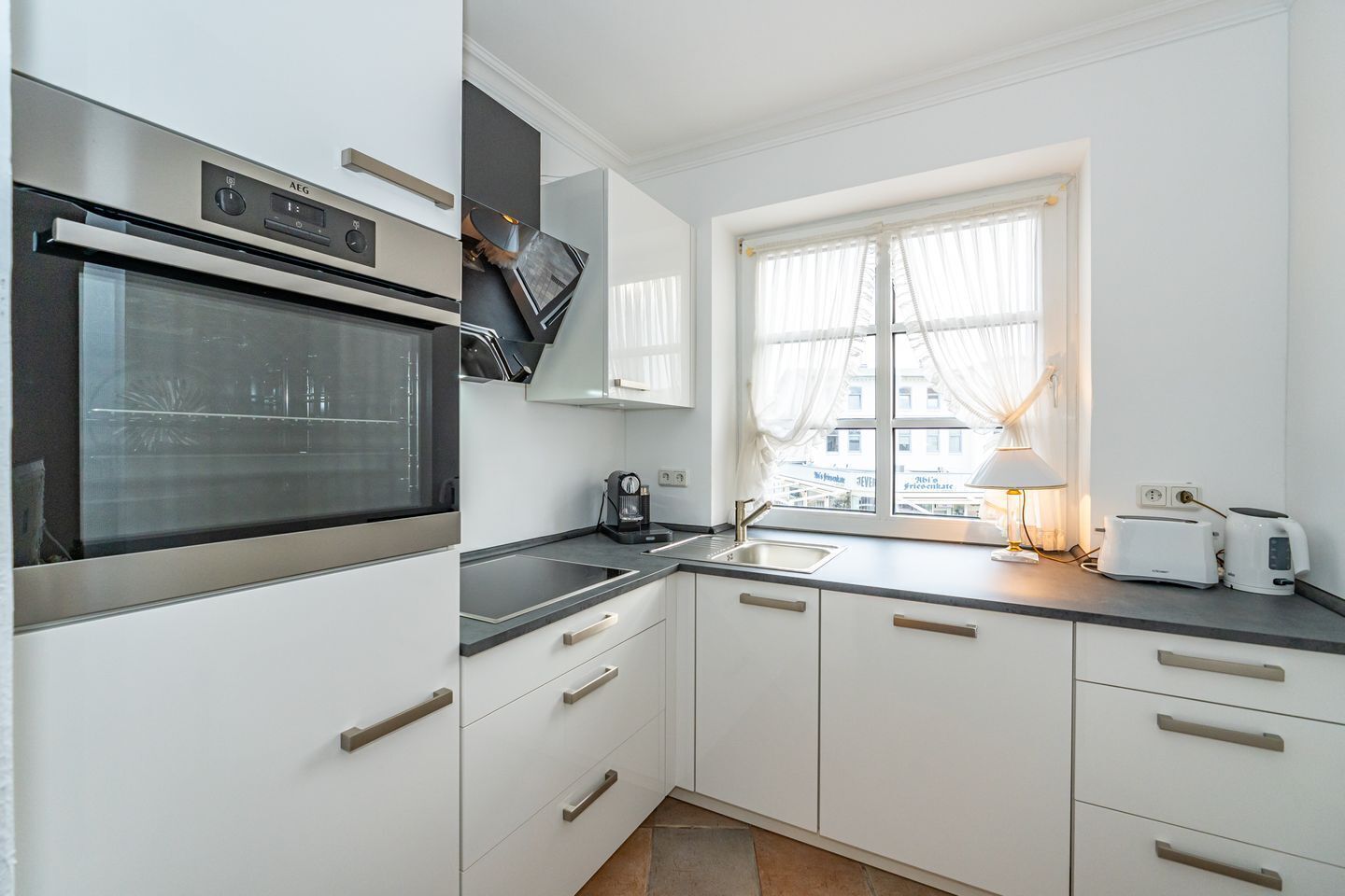 Kühlschrank, Ofen, Geschirrspüler, Wasserkocher mit Kaffee-/Teezubehör