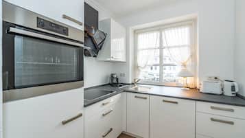 Kühlschrank, Ofen, Geschirrspüler, Wasserkocher mit Kaffee-/Teezubehör