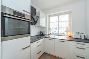 Fridge, oven, dishwasher, coffee/tea maker