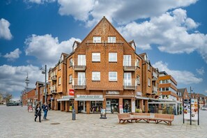 Unclassified image, 5 of 18, button