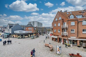 Unclassified image, 3 of 18, button