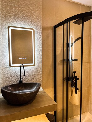 Gratis toiletartikelen, een haardroger, badjassen, pantoffels