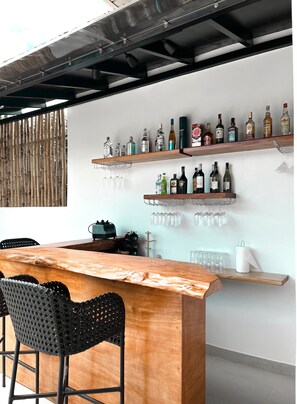 Bar en bord de piscine