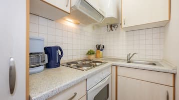 Coffee/tea maker, fridge, oven, stovetop