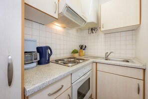 Refrigerador, horno, parrilla de estufa y cafetera y tetera 