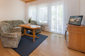 A living room with a sofa, a coffee table, and a cabinet. - Der 40 m² Große 3-raum-ferienbungalow 10 Freut Sich auf Sie. - Räuberkuhle II (Koserow)
