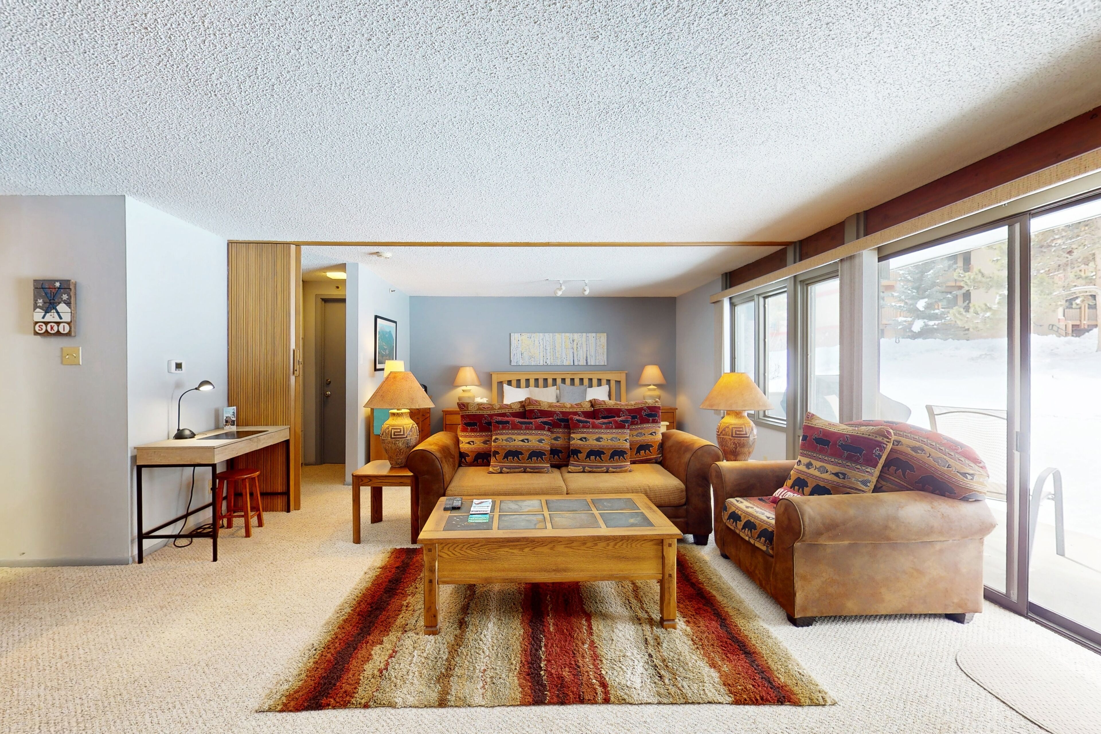 Una televisión, una chimenea