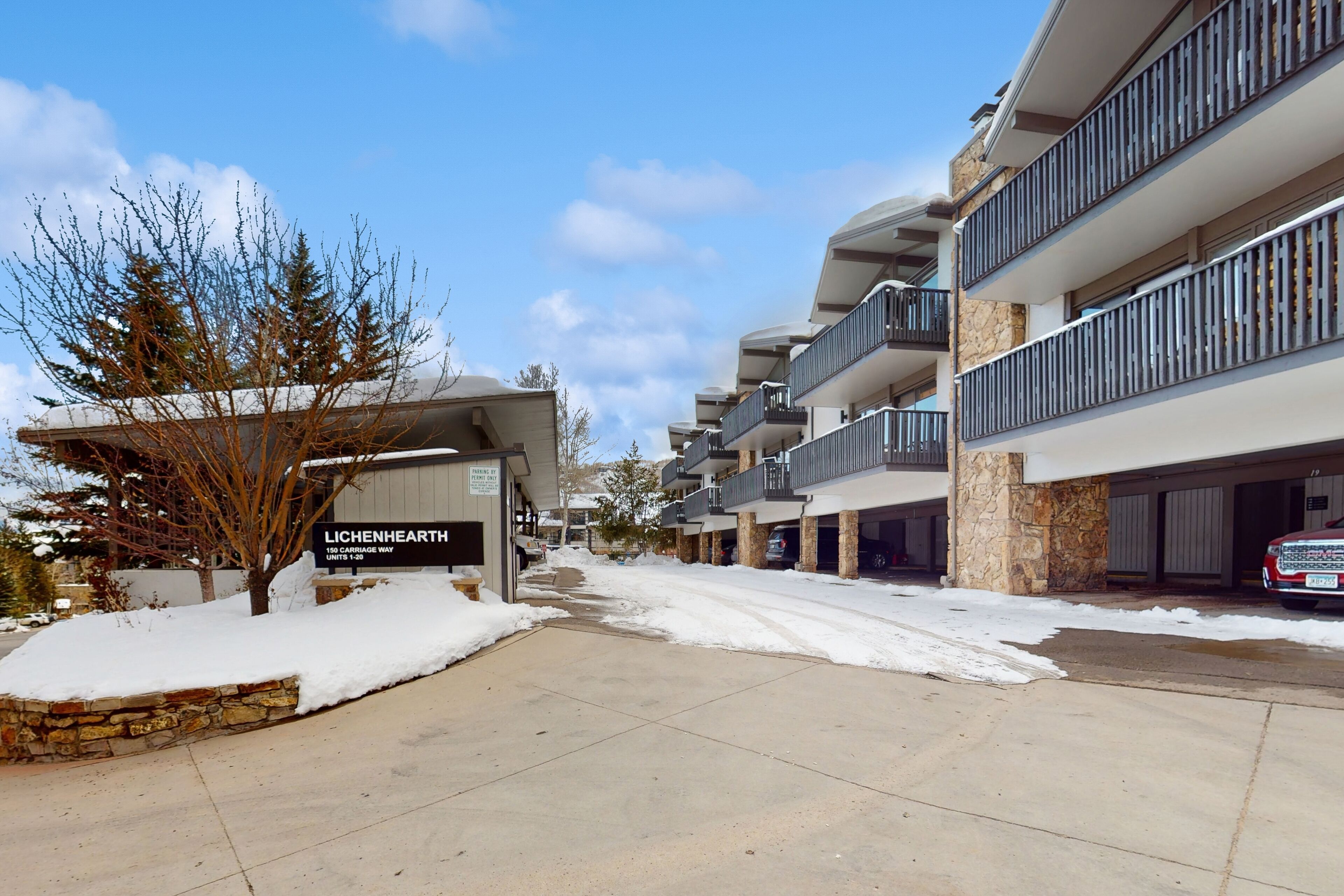 Ski-on/out condo studio with heated pool, sauna, ski views, fireplace, & grill