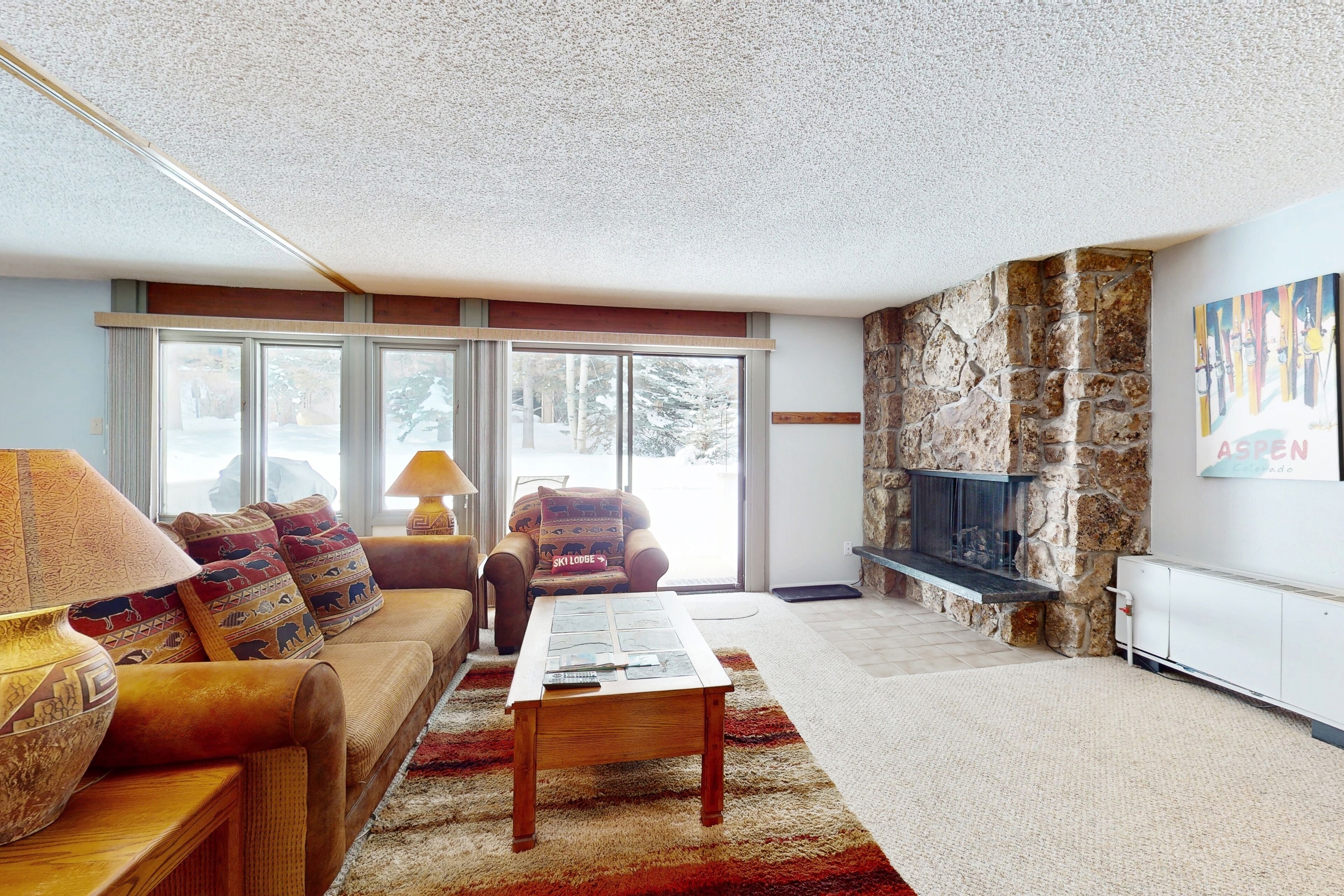 Una televisión, una chimenea