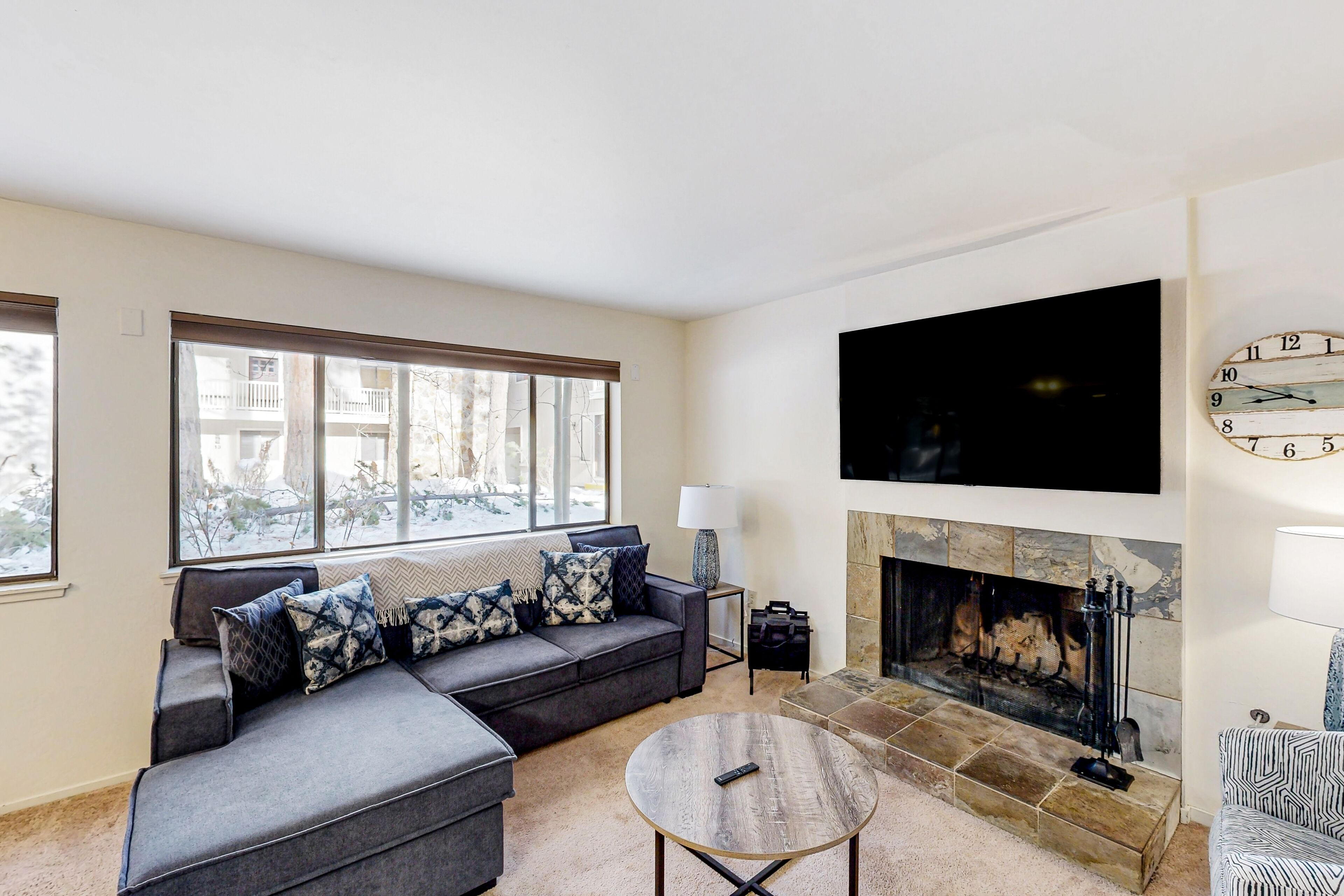 Adventurer's townhome near Lake Tahoe, skiing - wood-burning fireplace & W/D