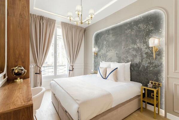 6 bedrooms, desk, iron/ironing board, travel cot