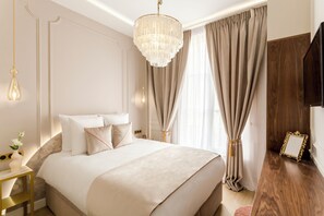 6 Schlafzimmer, Schreibtisch, Bügeleisen/Bügelbrett, Reisekinderbett