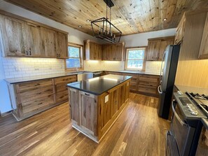 Fridge, microwave, oven, stovetop - Curt's Cabin on Butternut (Butternut)