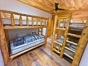 5 bedrooms, WiFi - Curt's Cabin on Butternut (Butternut)