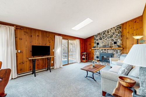 Pond & mountain view cabin with fireplace, workstation, W/D, deck, & internet