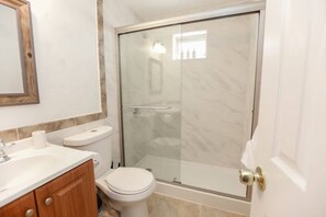 Dusche, Haartrockner, Handtücher